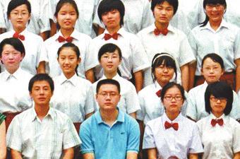 王若溪（二排中）初中毕业时和同学们的合影