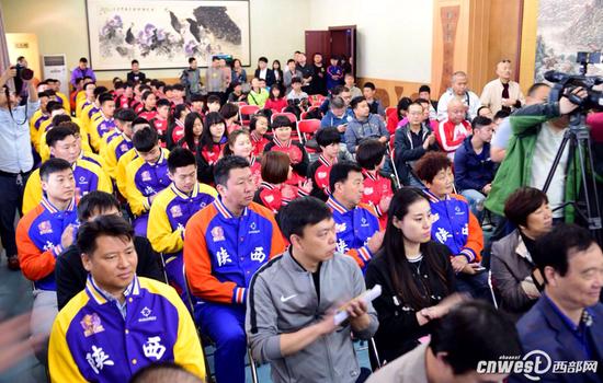 陜西省男、女籃球隊恢復(fù)組建新聞發(fā)布會舉行，陜西男、女籃球員亮相。