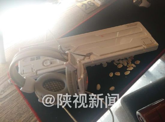十幾個(gè)帶白口罩的年輕人手持棍棒沖進(jìn)一家網(wǎng)吧直接開始打砸