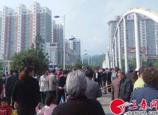 事发地围观大量的市民