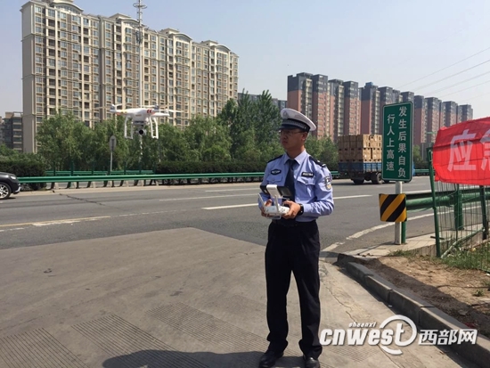 无人机航拍交通违法是今年“五一”期间西安交警部门首次进行的执法新尝试。