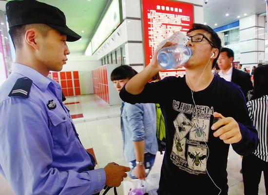 乘客開瓶試飲才能通過安檢本報(bào)記者代澤均攝
