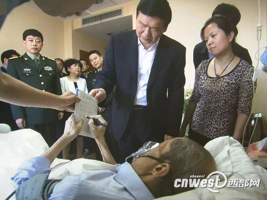 病重的陳老用筆與省委書記婁勤儉交談。