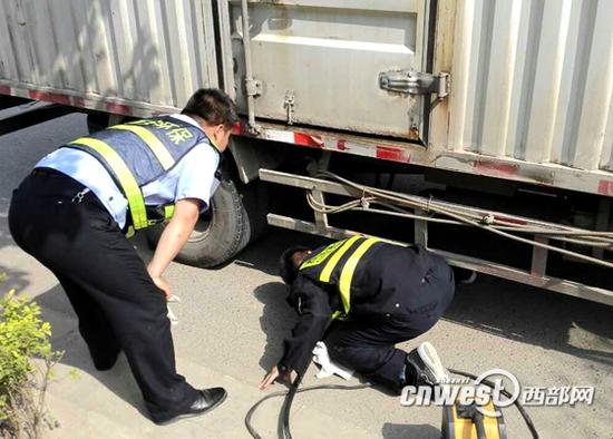 4日上午，10余名执法人员在曲江转盘绕城出入口附近设置临时检查点位，对过往老旧货车、黄标车等车辆开展集中检查。