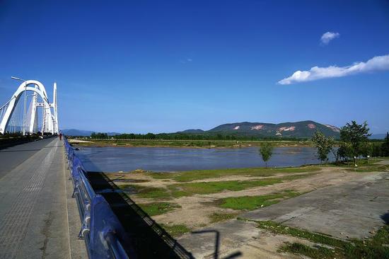 龙岗寺遗址远景（东北-西南）