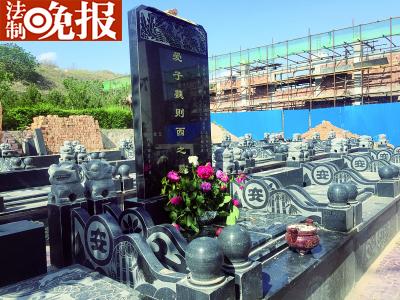 4月13日，陕西咸阳，告别仪式过后，则西的遗体被推去火化，父母坐在殡仪馆外等候。则西父亲说：“以后只有我们两个相依为命了。” 财新记者 万家/视觉中国