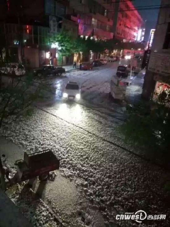 延安市子长县突遭冰雹袭击。
