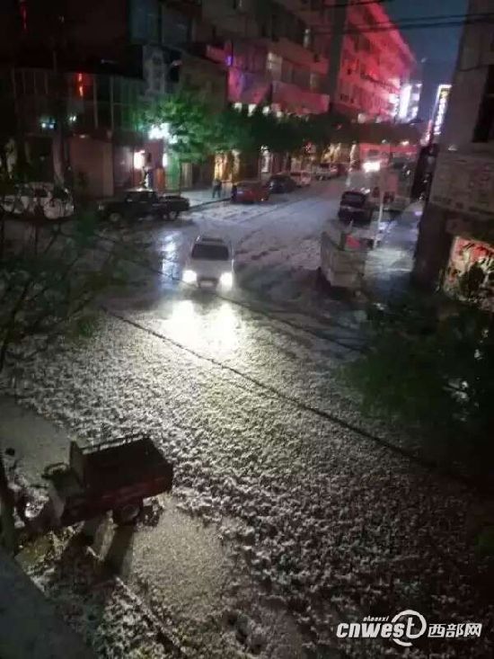 延安市子長縣突遭冰雹襲擊。