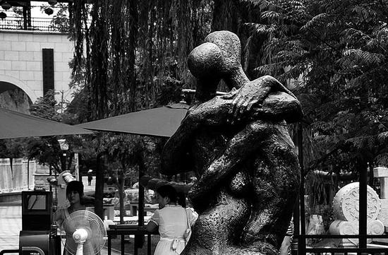 公园里的雕塑    本报记者王晓峰摄