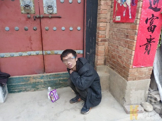 長安區(qū)一村里來一男子四天沒吃飯，身上多處傷口。