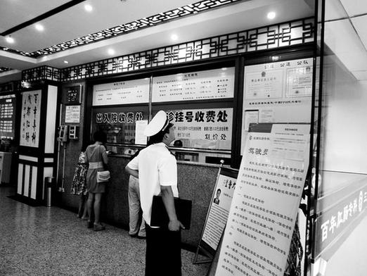 卫生执法人员到医院排查“院中院”情况