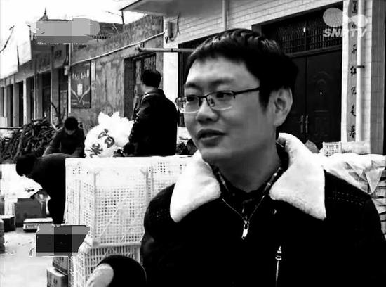 戴彬向記者介紹網(wǎng)上銷售情況