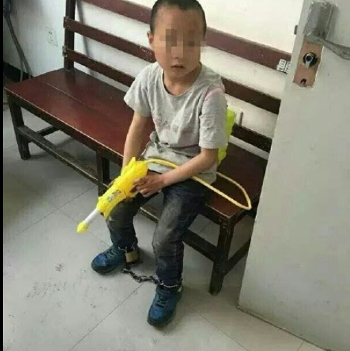 岚皋9岁孩子脚上被家长拴铁链(图片来源网络)。