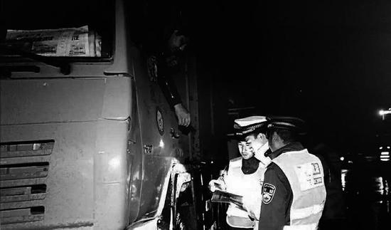 執(zhí)法人員夜查渣土車