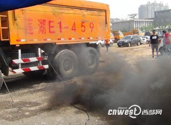 執(zhí)法人員對志華渣土車隊(duì)所屬的近百輛渣土車進(jìn)行了隨機(jī)抽樣檢測，共檢測車輛19輛，查處超標(biāo)車2輛。