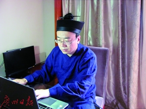 梁兴扬上网发微博。