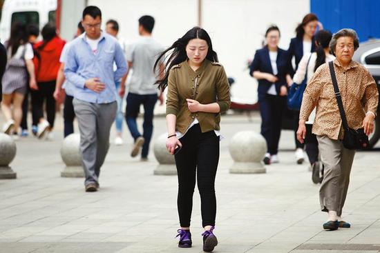 刮風降溫市民穿上外套 本報記者代澤均攝