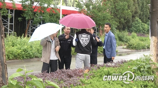 漢中一名男子吊死在開發(fā)區(qū)廣告牌下。