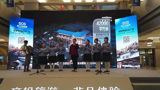 游客与演员共唱红歌