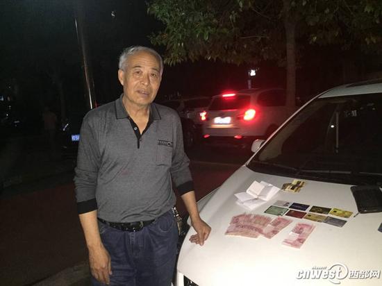 老汉遛弯捡到装有万元钱包，巡警千辛万苦找到失主。