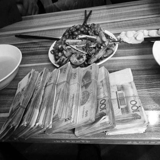 趙國波將撿來的7萬元放在飯桌上等失主 本報記者李永利攝