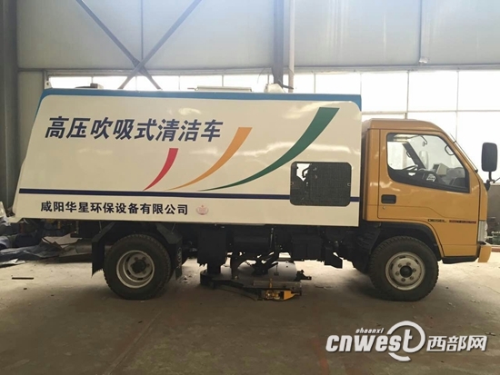 近七旬老人發(fā)明新型清潔車。