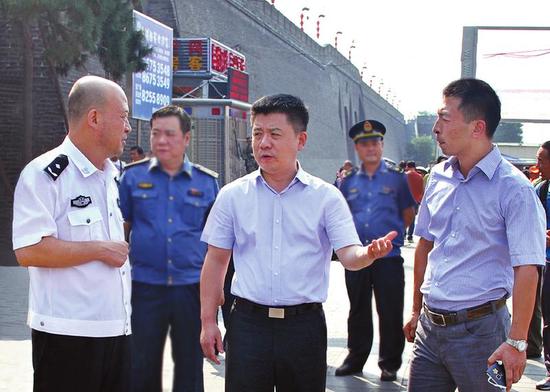 區(qū)長仵江調(diào)研火車站廣場及周邊地區(qū)治安、旅游、交通秩序管理工作