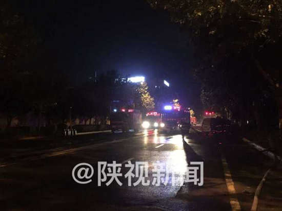 西安創(chuàng)匯路上華東建材廣告標(biāo)牌市場西側(cè)商鋪起火。