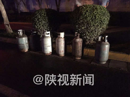 西安創(chuàng)匯路上華東建材廣告標(biāo)牌市場西側(cè)商鋪起火。