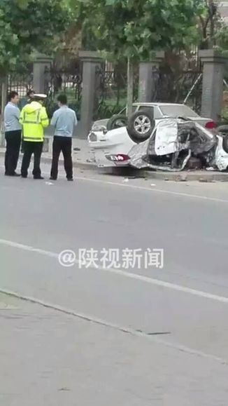 西安牌照小轿车长安区撞上学校围墙，车内5人死亡。