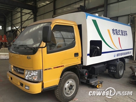 近七旬老人發(fā)明新型清潔車。