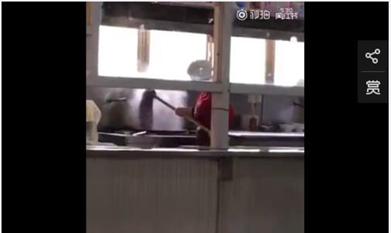 該工作人員正在用拖把洗鍋。（視頻截圖）
