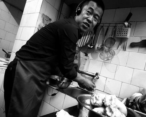 劉美玉在制作豬蹄時(shí),也會(huì)戴上耳機(jī)學(xué)習(xí)名家演唱的陜北民歌