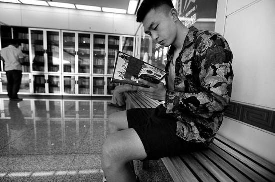 乘客借閱圖書 李靖陽記者張彥剛