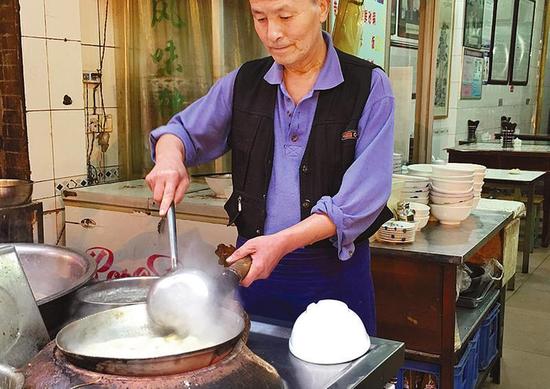 泡馍馆师傅正在制作泡馍 本报记者马昭实习生张宏涛摄