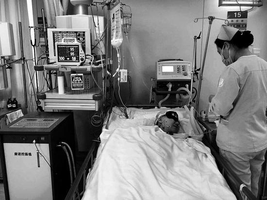 昏迷中的吴元坤正在重症监护室接受治疗 本报记者张维摄