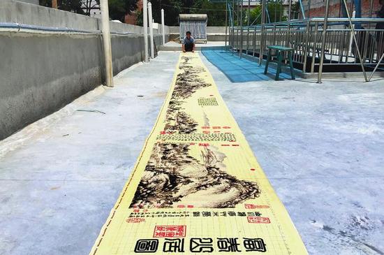 張駿展示他繡的《富春山居圖》