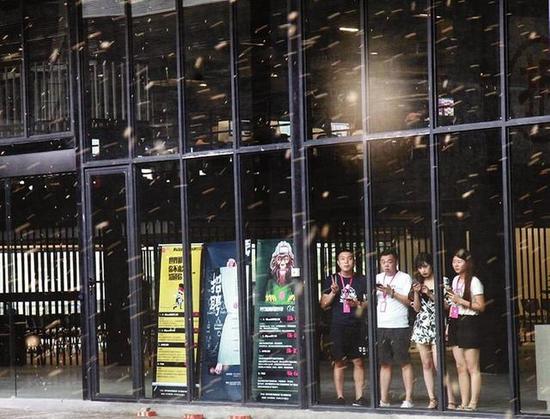 昨天下午狂風(fēng)大作，市民猝不及防本報記者丁聘攝