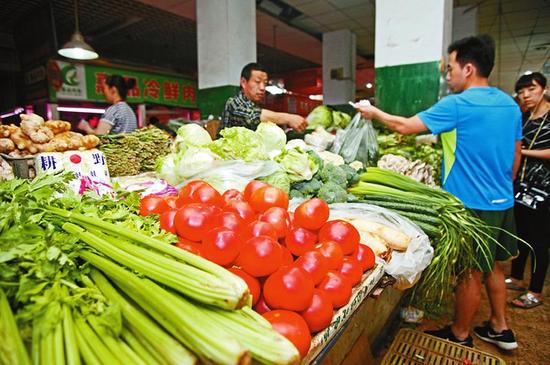 蔬菜價(jià)格上漲 本報(bào)記者王曉峰攝