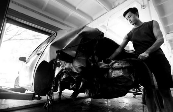 汽修服务店工人正在维修汽车