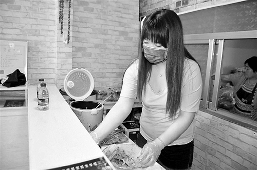 白雪在制作老北京鹵肉卷