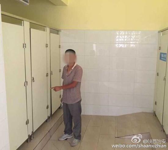 男子躲女廁偷窺被抓現(xiàn)行