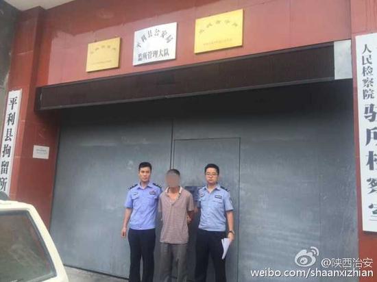 男子躲女廁偷窺被抓現(xiàn)行