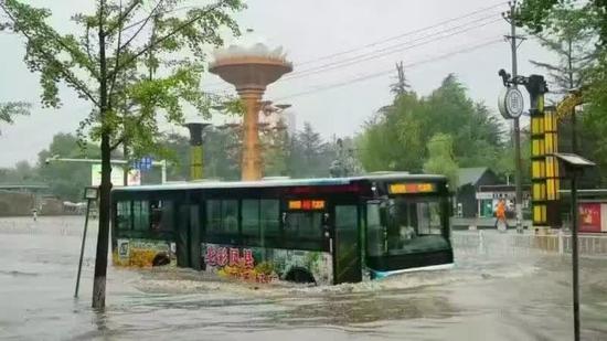 宝鸡遭遇暴雨侵袭市区多处路段积水