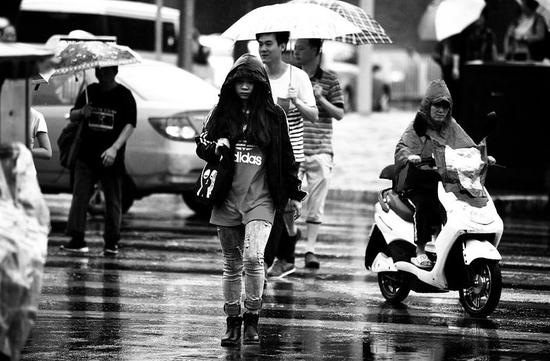 市民雨中出行本報(bào)記者代澤均攝