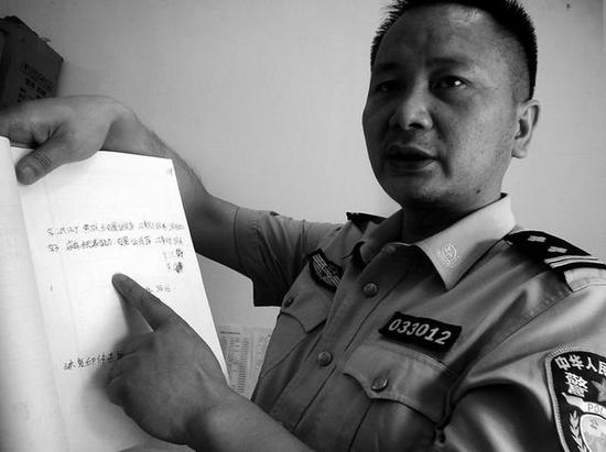 警方展示李成、黃蘭夫婦在出售第二個(gè)孩子時(shí)，和賣(mài)家所簽用于逃避打擊的“自愿收養(yǎng)協(xié)議”
