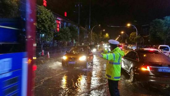 交警雨中执勤。图片来自@@西安交警