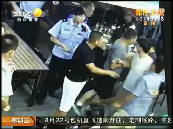 6男子與另一桌食客沖突