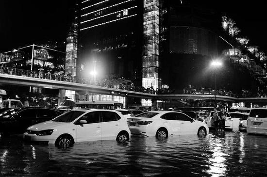 24日傍晚，一场突如其来的暴雨席卷古城，小寨积水严重。    本报记者马昭吴岸彪王晓峰摄