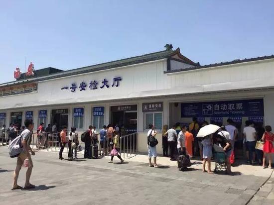 通过一号安检厅后可看到售票处1和“丝路缘”亲情服务处,1号值班主任窗口办理身份核验及疑难问题处理,其余窗口可办理退票和售票业务。亲情服务处预约重点帮扶。
